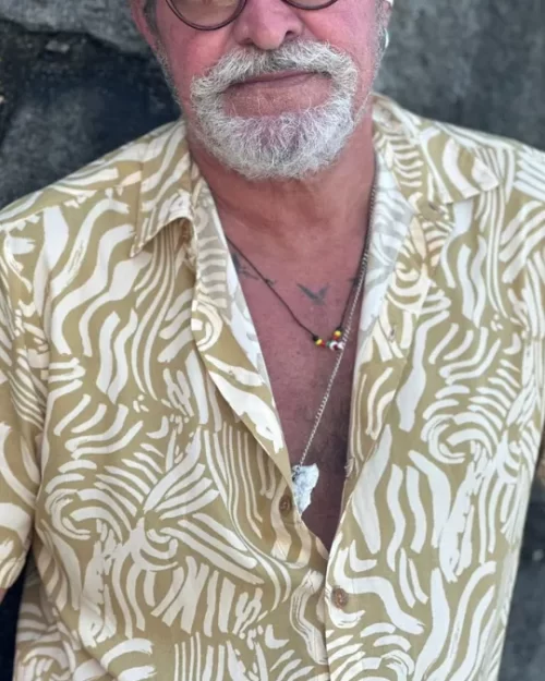 CAMISA DE VISCOSE DIGITAL ESTAMPA MOSTARDA